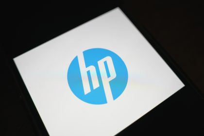 HPE entfacht an der Wall Street neue KI-Euphorie Starke Zahlen katapultieren den Konzern an die Spitze des Tages Während die großen US-Indizes nach ihrer jüngsten Rekordjagd am Dienstag nur noch uneinheitlich tendierten, stahl ein einzelner Technologiewert fast allen anderen die Show: Hewlett Packard Enterprise, kurz HPE, schoss um 32,1 Prozent nach oben und wurde damit zum mit Abstand auffälligsten Gewinner des Tages. In einem Marktumfeld, das von Unsicherheit im Nahost-Konflikt, vorsichtigerer Kauflaune und ersten Ermüdungserscheinungen nach den Rekordständen geprägt war, wirkte dieser Kurssprung wie ein elektrischer Schock. Die Dimension dieses Anstiegs ist bemerkenswert. Ein Plus von mehr als 32 Prozent an nur einem Handelstag ist selbst für Technologiewerte außergewöhnlich. Der Sprung zeigt, wie sensibel die Börse derzeit auf Unternehmen reagiert, die im Zusammenhang mit Künstlicher Intelligenz glaubhaft starkes Wachstum liefern. Genau das gelang HPE. Der Konzern legte überzeugende Zahlen zum zweiten Quartal vor und überraschte den Markt zusätzlich mit einer ambitionierten Ankündigung: Die langfristigen Finanzziele sollen nun zwei Jahre früher erreicht werden als bislang geplant. KI-Datenzentren werden zum Wachstumsmotor Den Optimismus begründet das Unternehmen mit einer robusten Nachfrage nach KI-Datenzentren. Genau an diesem Punkt trifft HPE den Nerv des Marktes. Denn der KI-Boom lebt nicht nur von Software, Chatbots oder neuen Anwendungen. Er braucht auch eine enorme technische Grundlage. Rechenzentren, Server, Speicher, Netzwerktechnik und die gesamte physische Infrastruktur sind die eigentlichen Maschinenräume dieser Entwicklung. HPE wird damit nicht als Randprofiteur, sondern als zentraler Infrastrukturspieler wahrgenommen. Wer KI in großem Stil einsetzen will, braucht Rechenkapazität in einer Größenordnung, die klassische IT-Strukturen schnell überfordert. Für Anbieter wie HPE eröffnet das einen Markt, der nicht nur wächst, sondern geradezu explodiert. Der Kurssprung von 32,1 Prozent zeigt, daß Anleger genau daran nun mit neuer Wucht glauben. Ein Börsentag mit zwei Gesichtern Der starke Auftritt von HPE fällt besonders auf, weil das Umfeld an der Wall Street gleichzeitig erstaunlich nervös wirkte. Nach den jüngsten Rekordständen fanden die großen Indizes keine gemeinsame Richtung. Der Dow Jones stieg im frühen Handel zwar um 0,3 Prozent auf 51.206 Punkte, doch der S&P 500 verlor 0,2 Prozent, und der Nasdaq Composite gab 0,4 Prozent nach. Diese Uneinigkeit zeigt, daß der Markt nach seiner Rekordjagd eine Verschnaufpause einlegt. Händler sprachen von einer verworrenen und teilweise widersprüchlichen Nachrichtenlage im Nahen Osten. Ein belastbarer Durchbruch scheint dort weiterhin nicht in Sicht. Genau deshalb nimmt die Kauflaune auf den bereits erreichten Kursniveaus sichtbar ab. Umso auffälliger ist es, wenn ein einzelner Wert in einer solchen Lage regelrecht explodiert. HPE liefert, andere Tech-Riesen geraten unter Druck Gerade im Vergleich mit anderen großen Technologieaktien wird klar, wie stark HPE an diesem Tag herausragte. Während HPE gefeiert wurde, gerieten mehrere prominente Namen unter Druck. Alphabet verlor 3,6 Prozent. Auch Microsoft und Amazon gaben nach und büßten 1,9 beziehungsweise 2,2 Prozent ein. Der Grund dafür lag ebenfalls im Thema KI, allerdings von der anderen Seite betrachtet. Bei Alphabet und anderen Konzernen wachsen die Sorgen über die enormen KI-Ausgaben. Anleger beginnen also, feiner zu unterscheiden. Nicht jedes Unternehmen profitiert an der Börse automatisch vom KI-Boom. Entscheidend ist inzwischen immer stärker, ob ein Konzern bereits sichtbar an der Nachfrage verdient oder zunächst vor allem gewaltige Summen investieren muß. Genau hier punktet HPE. Das Unternehmen wird nicht in erster Linie als Kostenmaschine gesehen, sondern als unmittelbarer Nutznießer der Investitionswelle. Es verkauft gewissermaßen die Schaufeln für den digitalen Goldrausch. Die Wall Street sortiert den KI-Markt neu Der Handelstag zeigt damit sehr deutlich, wie sich der Blick der Anleger verändert. Lange reichte es aus, sich irgendwie mit KI in Verbindung zu bringen, um an der Börse Rückenwind zu bekommen. Nun wird schärfer gefragt, wer konkret verdient, wer liefern kann und wer sich zunächst in immer größere Ausgaben stürzt. HPE hat auf diese Fragen an diesem Tag die überzeugendsten Antworten geliefert. Starke Quartalszahlen, beschleunigte Langfristziele und eine klare Begründung über die Nachfrage nach KI-Datenzentren ergeben zusammen eine Geschichte, die der Markt sofort mit massiven Käufen belohnte. Andere Konzerne mit hohen Investitionsplänen, aber weniger unmittelbarer Gewinnsichtbarkeit wurden dagegen skeptischer betrachtet. Nvidia bleibt stabiler Gewinner des Trends Ein weiterer interessanter Vergleich ist Nvidia. Deren Aktie legte um 0,5 Prozent zu. Das ist deutlich weniger spektakulär als der Sprung von HPE, bestätigt aber ebenfalls die Marktlogik. Nvidia gilt weiterhin als einer der klarsten Gewinner des KI-Booms, weil der Konzern direkt an der Nachfrage nach Hochleistungschips verdient. Damit ergibt sich ein aufschlußreiches Bild: Unternehmen, die direkt an der Infrastruktur und am Ausbau der KI-Welt verdienen, bleiben gefragt. Unternehmen, bei denen stärker über Kosten und Kapitalbedarf diskutiert wird, geraten leichter unter Druck. HPE reiht sich mit seinem Kurssprung nun sehr deutlich in die Gruppe jener Unternehmen ein, die vom Markt als unmittelbare Profiteure angesehen werden. Nahost bremst die Indizes, HPE setzt sein eigenes Signal Parallel dazu bleibt die geopolitische Großwetterlage angespannt. Die widersprüchlichen Nachrichten aus dem Nahen Osten verhindern, daß die großen Indizes ihren Rekordlauf einfach fortsetzen. Ein echter politischer Durchbruch fehlt, und genau das bremst die allgemeine Kaufbereitschaft. Konjunkturseitig standen im frühen Handel lediglich die Daten zu den offenen Stellen aus dem April im Blick, also kein Impuls, der die Marktstimmung grundlegend hätte drehen können. Gerade deshalb wirkte der HPE-Sprung so eindrucksvoll. Der Konzern setzte in einem vorsichtigen Gesamtmarkt sein eigenes, völlig unabhängiges Signal. Während viele Anleger insgesamt zurückhaltender wurden, griffen sie bei HPE mit voller Entschlossenheit zu. Ein Kursfeuerwerk mit klarem Kern Der Börsentag läßt sich deshalb auf einen zentralen Punkt zuspitzen: HPE war der große Gewinner, weil das Unternehmen überzeugend gezeigt hat, daß der Ausbau von KI-Datenzentren nicht nur ein Zukunftsthema ist, sondern bereits jetzt reales Geschäft und reale Dynamik erzeugt. Das Plus von 32,1 Prozent war keine zufällige Übertreibung, sondern die Reaktion auf eine Kombination aus starken Zahlen, höherem Tempo und einer Marktstory, die derzeit maximale Aufmerksamkeit erhält. Während die Wall Street insgesamt nach Rekorden eine Pause einlegte, zeigte HPE, daß einzelne Unternehmen den Markt noch immer mit voller Wucht elektrisieren können. Genau dann, wenn sie nicht nur vom KI-Boom erzählen, sondern ihn bereits in Umsatz, Nachfrage und beschleunigte Ziele übersetzen. HPE, Hewlett Packard Enterprise, Wall Street, KI, Künstliche Intelligenz, KI-Datenzentren, Nasdaq, Dow Jones, S&P 500, Alphabet, Microsoft, Amazon, Nvidia, Technologieaktien, Quartalszahlen