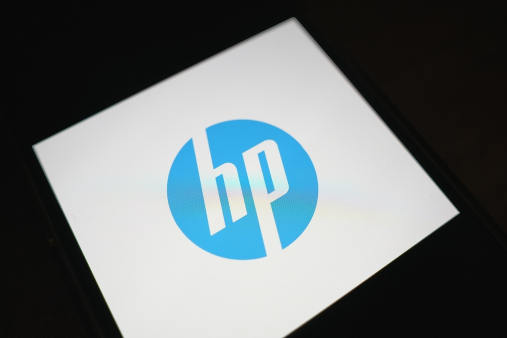 HPE entfacht an der Wall Street neue KI-Euphorie Starke Zahlen katapultieren den Konzern an die Spitze des Tages Während die großen US-Indizes nach ihrer jüngsten Rekordjagd am Dienstag nur noch uneinheitlich tendierten, stahl ein einzelner Technologiewert fast allen anderen die Show: Hewlett Packard Enterprise, kurz HPE, schoss um 32,1 Prozent nach oben und wurde damit zum mit Abstand auffälligsten Gewinner des Tages. In einem Marktumfeld, das von Unsicherheit im Nahost-Konflikt, vorsichtigerer Kauflaune und ersten Ermüdungserscheinungen nach den Rekordständen geprägt war, wirkte dieser Kurssprung wie ein elektrischer Schock. Die Dimension dieses Anstiegs ist bemerkenswert. Ein Plus von mehr als 32 Prozent an nur einem Handelstag ist selbst für Technologiewerte außergewöhnlich. Der Sprung zeigt, wie sensibel die Börse derzeit auf Unternehmen reagiert, die im Zusammenhang mit Künstlicher Intelligenz glaubhaft starkes Wachstum liefern. Genau das gelang HPE. Der Konzern legte überzeugende Zahlen zum zweiten Quartal vor und überraschte den Markt zusätzlich mit einer ambitionierten Ankündigung: Die langfristigen Finanzziele sollen nun zwei Jahre früher erreicht werden als bislang geplant. KI-Datenzentren werden zum Wachstumsmotor Den Optimismus begründet das Unternehmen mit einer robusten Nachfrage nach KI-Datenzentren. Genau an diesem Punkt trifft HPE den Nerv des Marktes. Denn der KI-Boom lebt nicht nur von Software, Chatbots oder neuen Anwendungen. Er braucht auch eine enorme technische Grundlage. Rechenzentren, Server, Speicher, Netzwerktechnik und die gesamte physische Infrastruktur sind die eigentlichen Maschinenräume dieser Entwicklung. HPE wird damit nicht als Randprofiteur, sondern als zentraler Infrastrukturspieler wahrgenommen. Wer KI in großem Stil einsetzen will, braucht Rechenkapazität in einer Größenordnung, die klassische IT-Strukturen schnell überfordert. Für Anbieter wie HPE eröffnet das einen Markt, der nicht nur wächst, sondern geradezu explodiert. Der Kurssprung von 32,1 Prozent zeigt, daß Anleger genau daran nun mit neuer Wucht glauben. Ein Börsentag mit zwei Gesichtern Der starke Auftritt von HPE fällt besonders auf, weil das Umfeld an der Wall Street gleichzeitig erstaunlich nervös wirkte. Nach den jüngsten Rekordständen fanden die großen Indizes keine gemeinsame Richtung. Der Dow Jones stieg im frühen Handel zwar um 0,3 Prozent auf 51.206 Punkte, doch der S&P 500 verlor 0,2 Prozent, und der Nasdaq Composite gab 0,4 Prozent nach. Diese Uneinigkeit zeigt, daß der Markt nach seiner Rekordjagd eine Verschnaufpause einlegt. Händler sprachen von einer verworrenen und teilweise widersprüchlichen Nachrichtenlage im Nahen Osten. Ein belastbarer Durchbruch scheint dort weiterhin nicht in Sicht. Genau deshalb nimmt die Kauflaune auf den bereits erreichten Kursniveaus sichtbar ab. Umso auffälliger ist es, wenn ein einzelner Wert in einer solchen Lage regelrecht explodiert. HPE liefert, andere Tech-Riesen geraten unter Druck Gerade im Vergleich mit anderen großen Technologieaktien wird klar, wie stark HPE an diesem Tag herausragte. Während HPE gefeiert wurde, gerieten mehrere prominente Namen unter Druck. Alphabet verlor 3,6 Prozent. Auch Microsoft und Amazon gaben nach und büßten 1,9 beziehungsweise 2,2 Prozent ein. Der Grund dafür lag ebenfalls im Thema KI, allerdings von der anderen Seite betrachtet. Bei Alphabet und anderen Konzernen wachsen die Sorgen über die enormen KI-Ausgaben. Anleger beginnen also, feiner zu unterscheiden. Nicht jedes Unternehmen profitiert an der Börse automatisch vom KI-Boom. Entscheidend ist inzwischen immer stärker, ob ein Konzern bereits sichtbar an der Nachfrage verdient oder zunächst vor allem gewaltige Summen investieren muß. Genau hier punktet HPE. Das Unternehmen wird nicht in erster Linie als Kostenmaschine gesehen, sondern als unmittelbarer Nutznießer der Investitionswelle. Es verkauft gewissermaßen die Schaufeln für den digitalen Goldrausch. Die Wall Street sortiert den KI-Markt neu Der Handelstag zeigt damit sehr deutlich, wie sich der Blick der Anleger verändert. Lange reichte es aus, sich irgendwie mit KI in Verbindung zu bringen, um an der Börse Rückenwind zu bekommen. Nun wird schärfer gefragt, wer konkret verdient, wer liefern kann und wer sich zunächst in immer größere Ausgaben stürzt. HPE hat auf diese Fragen an diesem Tag die überzeugendsten Antworten geliefert. Starke Quartalszahlen, beschleunigte Langfristziele und eine klare Begründung über die Nachfrage nach KI-Datenzentren ergeben zusammen eine Geschichte, die der Markt sofort mit massiven Käufen belohnte. Andere Konzerne mit hohen Investitionsplänen, aber weniger unmittelbarer Gewinnsichtbarkeit wurden dagegen skeptischer betrachtet. Nvidia bleibt stabiler Gewinner des Trends Ein weiterer interessanter Vergleich ist Nvidia. Deren Aktie legte um 0,5 Prozent zu. Das ist deutlich weniger spektakulär als der Sprung von HPE, bestätigt aber ebenfalls die Marktlogik. Nvidia gilt weiterhin als einer der klarsten Gewinner des KI-Booms, weil der Konzern direkt an der Nachfrage nach Hochleistungschips verdient. Damit ergibt sich ein aufschlußreiches Bild: Unternehmen, die direkt an der Infrastruktur und am Ausbau der KI-Welt verdienen, bleiben gefragt. Unternehmen, bei denen stärker über Kosten und Kapitalbedarf diskutiert wird, geraten leichter unter Druck. HPE reiht sich mit seinem Kurssprung nun sehr deutlich in die Gruppe jener Unternehmen ein, die vom Markt als unmittelbare Profiteure angesehen werden. Nahost bremst die Indizes, HPE setzt sein eigenes Signal Parallel dazu bleibt die geopolitische Großwetterlage angespannt. Die widersprüchlichen Nachrichten aus dem Nahen Osten verhindern, daß die großen Indizes ihren Rekordlauf einfach fortsetzen. Ein echter politischer Durchbruch fehlt, und genau das bremst die allgemeine Kaufbereitschaft. Konjunkturseitig standen im frühen Handel lediglich die Daten zu den offenen Stellen aus dem April im Blick, also kein Impuls, der die Marktstimmung grundlegend hätte drehen können. Gerade deshalb wirkte der HPE-Sprung so eindrucksvoll. Der Konzern setzte in einem vorsichtigen Gesamtmarkt sein eigenes, völlig unabhängiges Signal. Während viele Anleger insgesamt zurückhaltender wurden, griffen sie bei HPE mit voller Entschlossenheit zu. Ein Kursfeuerwerk mit klarem Kern Der Börsentag läßt sich deshalb auf einen zentralen Punkt zuspitzen: HPE war der große Gewinner, weil das Unternehmen überzeugend gezeigt hat, daß der Ausbau von KI-Datenzentren nicht nur ein Zukunftsthema ist, sondern bereits jetzt reales Geschäft und reale Dynamik erzeugt. Das Plus von 32,1 Prozent war keine zufällige Übertreibung, sondern die Reaktion auf eine Kombination aus starken Zahlen, höherem Tempo und einer Marktstory, die derzeit maximale Aufmerksamkeit erhält. Während die Wall Street insgesamt nach Rekorden eine Pause einlegte, zeigte HPE, daß einzelne Unternehmen den Markt noch immer mit voller Wucht elektrisieren können. Genau dann, wenn sie nicht nur vom KI-Boom erzählen, sondern ihn bereits in Umsatz, Nachfrage und beschleunigte Ziele übersetzen. HPE, Hewlett Packard Enterprise, Wall Street, KI, Künstliche Intelligenz, KI-Datenzentren, Nasdaq, Dow Jones, S&P 500, Alphabet, Microsoft, Amazon, Nvidia, Technologieaktien, Quartalszahlen